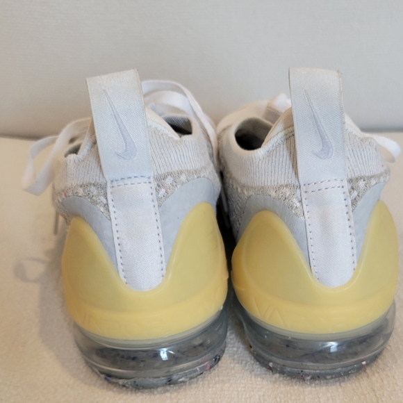 Woman's Nike Air Vapormax 2021 Flyknit - Picture 2 of 6